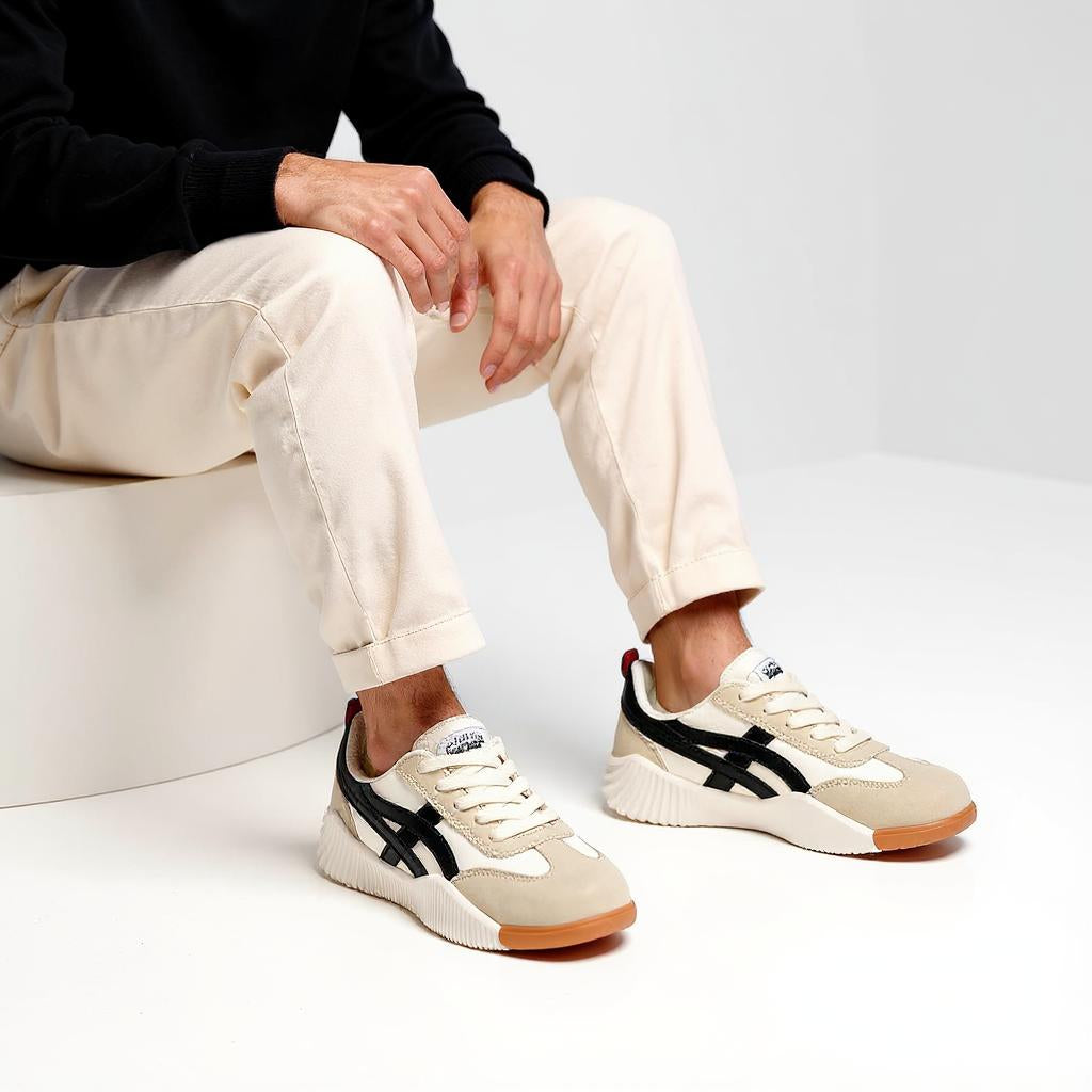 Damen Sneaker beige mit schwarzem Streifen und weißer Profilsohle, bequeme Freizeitschuhe im Retro-Design