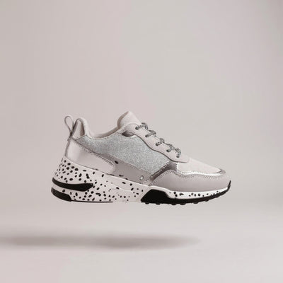 Damen Sneaker silber mit Glitzer-Details und weißer Sohle im Dalmatiner-Design, trendige Sportschuhe für Freizeit und Alltag