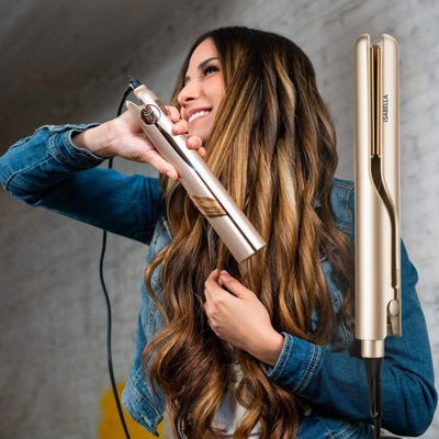 Frau stylt ihre Haare mit dem LuxeWave 2-in-1 Hairstyler – multifunktionales Glätteisen & Lockenstab mit Keramik- und Ionen-Technologie für glänzendes, frizzfreies Haar.